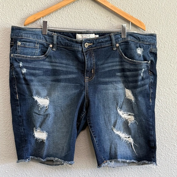 Torrid Distressed Denim Shorts Size 20 Stretch EUC - Picture 1 of 4
